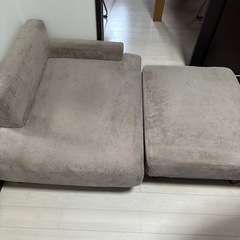 オットマン付きソファーの画像