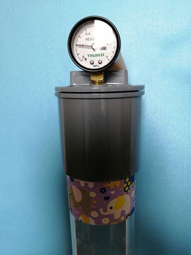 テニスボール再生加圧機器　ｐｃ-１４ボール１１個を同時再生可能●今迄、捨てるしかなかったボールをニューボールと同じ硬さに再生可能　●フェルト（ボールの毛）が無くなるまで使用可能になります。　●「透明容器」なので中のボールが見える。●「圧力計付」　●「２気圧まで加圧可能」　●「透明・圧力計付・２気圧まで加圧可能」は世界で初の商品です。　●ただ単に硬くするのではなく、「ニューボールと同じ硬さ」に再生可能　●ボール経費が激減　●ボールを捨てないので環境保全にも貢献　