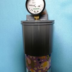 テニスボール再生加圧機器　ｐｃ-１４ボール１１個を同時再生可能●今迄、捨てるしかなかったボールをニューボールと同じ硬さに再生可能　●フェルト（ボールの毛）が無くなるまで使用可能になります。　●「透明容器」なので中のボールが見える。●「圧力計付」　●「２気圧まで加圧可能」　●「透明・圧力計付・２気圧まで加圧可能」は世界で初の商品です。　●ただ単に硬くするのではなく、「ニューボールと同じ硬さ」に再生可能　●ボール経費が激減　●ボールを捨てないので環境保全にも貢献　の画像