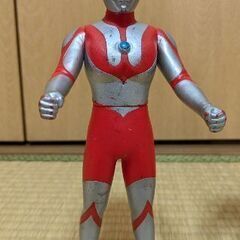 ウルトラマンフィギュア2体の画像