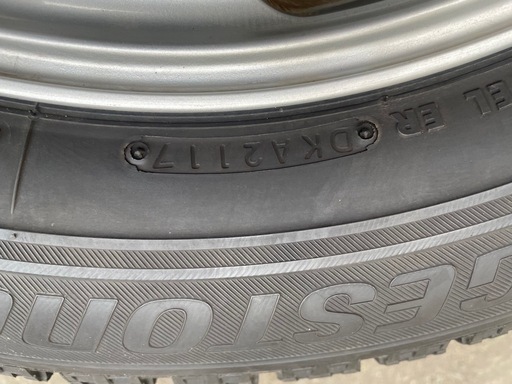 お引渡し先が決まりました　
215/60R17 スタッドレスタイヤ　ブリジストンVRX