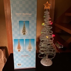 照明付きクリスマスツリーの画像