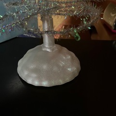 照明付きクリスマスツリーの画像