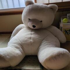 白いクマの大きいぬいぐるみの画像