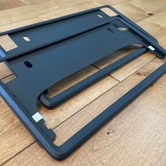 トヨタ純正フレーム（マットブラック塗装）の画像