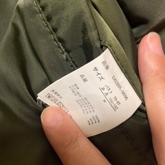 カーキ色の上着の画像