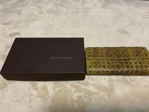 ボッテガヴェネタ　長財布　パイソン　イントレチャート　イエロー 横18.5、縦10.奥行き2.5センチ