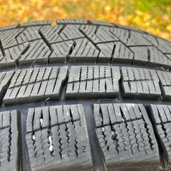 車のタイヤの画像