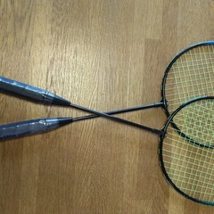 バドミントン2本　ラケット2本　合わせての画像