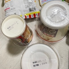 お酒、カップ麺、お菓子いろいろの画像