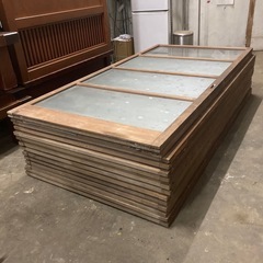 超大量の古民家のガラス戸の画像