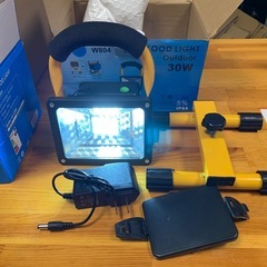 新品未使用品LED ライト 投光器 懐中電灯 ランタン 充電 防...