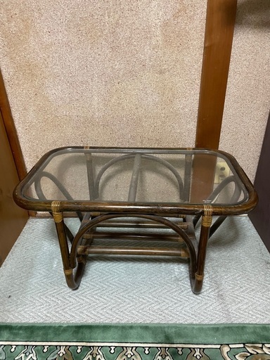 ラタン製ガラスローテーブル、横約60㎝奥行き40㎝11月9日の9時〜12時にこれる方を優先