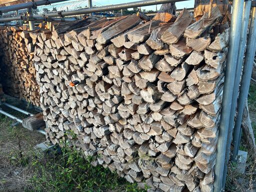 薪ストーブキャンプ広葉樹 薪割済のニセアカシア4-1薪 1棚水分6％ アオリ超え乾燥済今冬すぐに使えます。