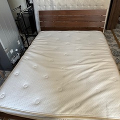 クインサイズベッドマットレスセットの画像