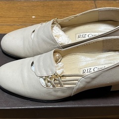 女性用のパンプス（白色／サイズ22.5cm)の画像