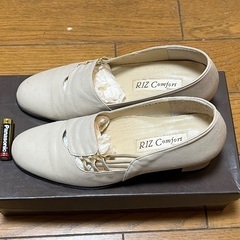 女性用のパンプス（白色／サイズ22.5cm)