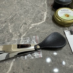 DASCO【ダスコ】専門家も絶賛 英国伝統の品質 全色対応 2色入り シューケア コンプリート セット (PA-DSZP) 靴磨きセット 革靴 ハイシャイン 馬毛ブラシ 豚毛ブラシ 簡単 お手入れ 初心者 ビギナー 黒 + 無色 50m  おまけ付き
の画像