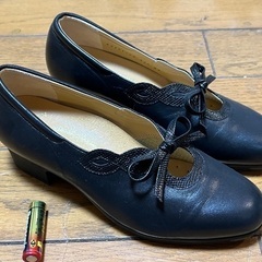 女性用のパンプス（黒色／サイズ22.5cm)の画像