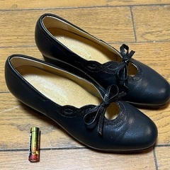 女性用のパンプス（黒色／サイズ22.5cm)