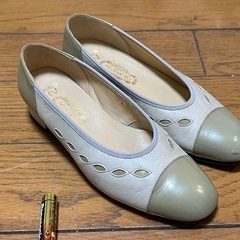 【無料】女性用のパンプス（白・ライトグリーン／サイズ22.5cm)の画像