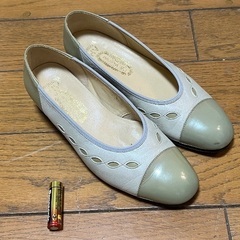 【無料】女性用のパンプス（白・ライトグリーン／サイズ22.5cm)