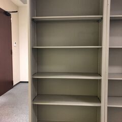 【オフィス家具一式】0円で差し上げます。スチール書棚、会議用テー...