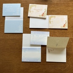 多種多様のメッセージカードとメモ帳の画像