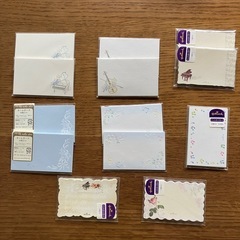 多種多様のメッセージカードとメモ帳の画像