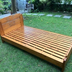 木製シングルベッドの骨組み