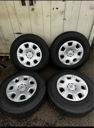 ハイエース純正タイヤ、キャップ新品