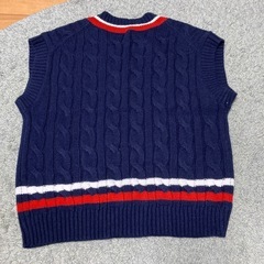 新品　140cm GU  ベスト の画像