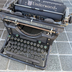 アンティークタイプライターの画像