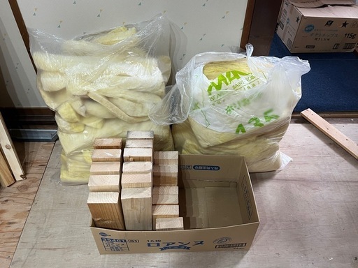 2×4端材とグラスウール断熱材端材