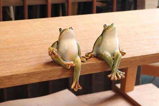陶器製 カエルの置物 2体 ペア 蛙 かえる フロッグ かわいい インテリア オブジェ 置物 ディスプレイ