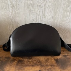 a.p.c ハーフムーンバッグレザーの画像