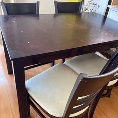 ダイニングテーブルとイス4脚セット。ありますの画像