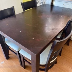 ダイニングテーブルとイス4脚セット。あります
