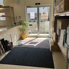 チラシの封入と梱包作業の画像