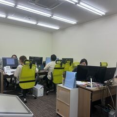 チラシの封入と梱包作業の画像