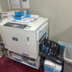 チラシの封入と梱包作業の画像