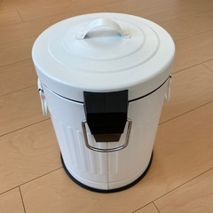 ゴミ箱　　ペダル式の画像