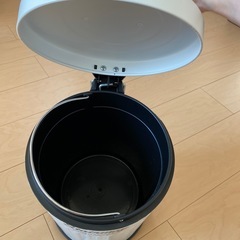 ゴミ箱　　ペダル式の画像
