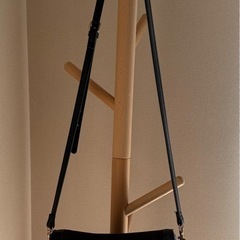 黒い秋冬用ショルダーバッグの画像