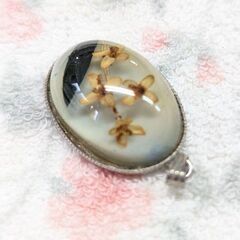 ☆ペンダントヘッド　ガラス系　花柄・水中花　縦：約3.5ｃｍ　中古品　の画像