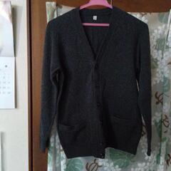 グレーのカーディガン