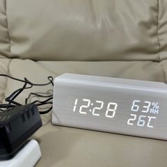 【定価6,050円】　ワイヤレス充電器　卓上時計　置き時計　スマホ充電器の画像