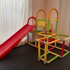 すべり台とジャングルジム　　
