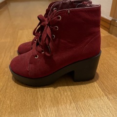 Mサイズ　
えんじ色のショートブーツ厚底の画像