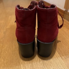 Mサイズ　
えんじ色のショートブーツ厚底の画像